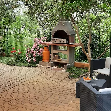 1 Bedroom Cozy In Apartament